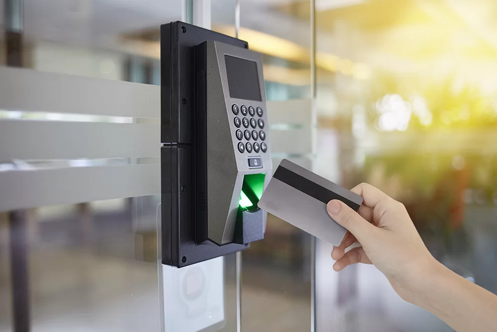 Girişə nəzarət sistemləri (damafon, turniket, şlaqbaum, kart, əl izi və biometrıya ilə keçid)